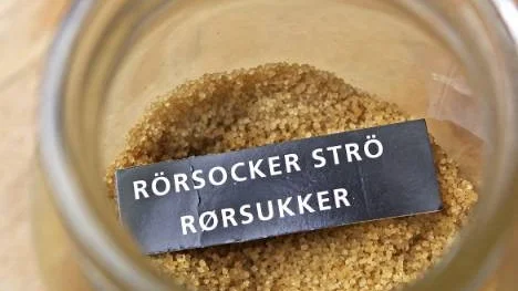 Mortelstött rörsocker och mald kanel ger äppelknytena härligt naturlig smak.