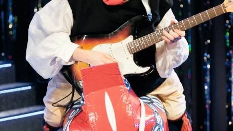 Kalle Moraeus(Martin Sundbom)rockar loss.