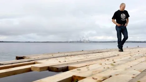Med höstens ankomst har arbetet med kajen saktat av lite. Fredrik Burström är tillbaka på jobbet som operatör på Smurfit Kappa, men ägnar ledig tid åt att färdigställa "midnattssolskajen".