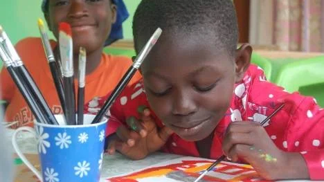 De afrikanska barnens teckningar ska bli en utställning i Piteå. Ett av Jenni Lindbergs många projekt för att få in pengar till barnhemmet i Ghana.