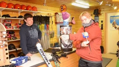"Bräda var inte min grej", sa Vittjåkksbesökaren Evelina Broström, Älvsbyn, efter ett tappert försök på nyårsdagen. Ulf Sandberg såg till att hon fick hyra ett par skidor i stället.