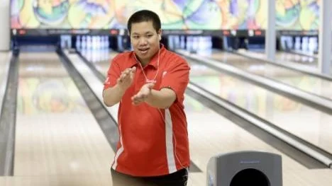 Fredrik Pettersson, Piteå, firade glatt sitt skickliga och lyckosamma bowlingspel.