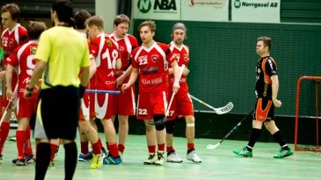 Det var inga glada miner för Jonas Strandelin ( i svart tröja) och Wibax Patriots efter 5-6-förlusten mot Skellefteå.