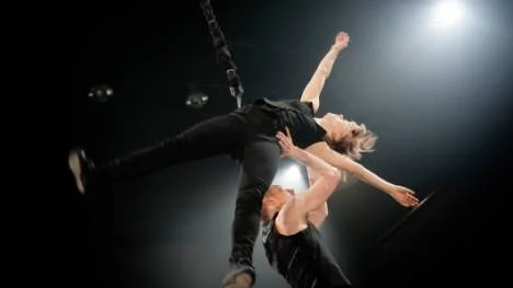 Dans i luften, "Aerial dance", har introducerats i Sverige av Danspoolen, med säte i Piteå. Dansarna Patrik Häggström och Lisen Ellard har skapat verket under ledning av koreograf Lenitha Hedqwist.