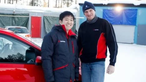 Däckutvecklaren Masaaki Miyoshi och testföraren Thomas Genter från Yokohama jobbar i tillfälliga lokaler i väntan på att anläggningen ska bli klar. "Det är en väldig bra testbana. Den är stor och förhållandena är bra", säger Miyoshi.