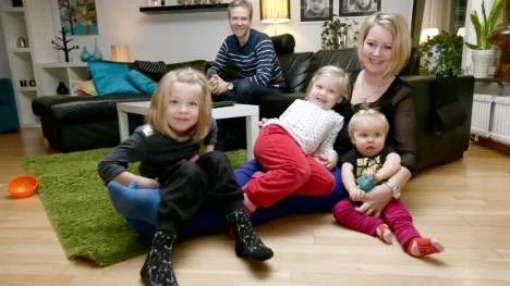 Ellen Lindblom, längst fram till höger, tillsammans med systrarna Norah, sex år och Ida, tre år, samt mamma Lise-Lotte Bergström och pappa Anders Lindblom.