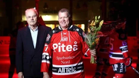 Exproffset Lasse Lindgren hyllades innan matchen, här med ordföranden Ove Marklund.