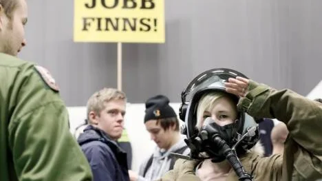 Hugade fick möjlighet att ikläda sig Jas-pilotens hjälm och jacka. Paulin Asplund, Piteå, var en av många som besökte försvarets stora monter.