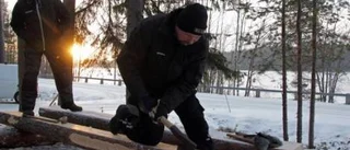 Hantverkare lär sig kyrktimring