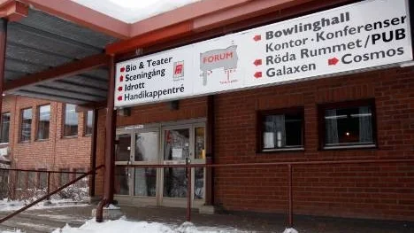 Forum i Älvsbyn har förlorat sitt permanenta serveringstillstånd. För att föreningen ska få ett nytt tillfälligt alkoholtillstånd för sin lördagspub måste halva styrelsen avlägga ett kunskapsprov. Kravet kan torrlägga det populära utestället. (Bilden är ett montage)