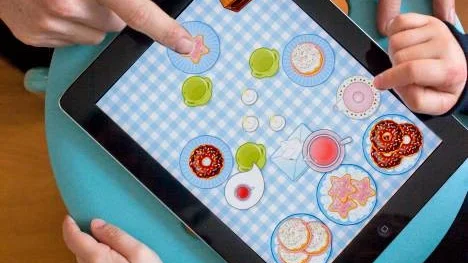 Toca tea party. När den släpptes i mars 2011 var det en av Toca bocas första appar. Här dukar du ett en tebjudning för tre. Välj duk, porslin och fika och sedan är det bara att börja leka. Äta, spilla ut och fylla på. När allt är klart diskar du och lekan kan börja igen. Appen kostar 15 kronor.