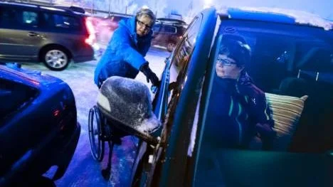 Det är trångt, tätt och ett ständigt trixande på parkeringarna där rullstolsburna Agneta Fridholm alltjämnt behöver hjälp för att ta sig in och ut ur bilen, som här av assistenten Birgitta Westerberg,