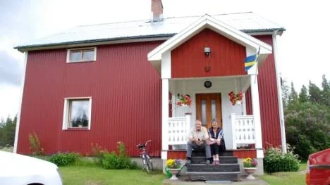 Det är härifrån, från farstukvisten i Övre Långträsk, som paret Lundberg får ringa sina mobiltelefonsamtal ifrån. "Att Telia ska ha Sveriges bästa täckning är ett skämt", säger Ingemar Lundberg.