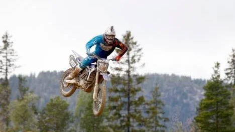 Niklas Pettersson verkligen flög fram på Höghedenbanan. Det andra finalheatet vann han riktigt överlägset. Nu leder också Göta MS-föraren Sverigecupen totalt i MX2.