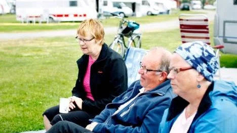 Västra Kajens camping, ett år senare. Den 22 juli förra året såg Sigrid Torgersen, Jan Jakobsen och Oddveig Jakobsen nyheterna på tv om bombdådet i Oslo och följde hur historien vecklade ut sina ohyggligheter.