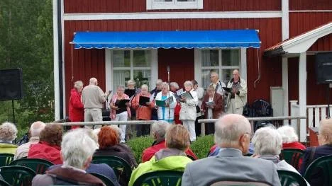 Kören " Nya Röster" svarade för ett uppskattat inslag i programmet.