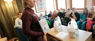 Påsar fyllda med böcker delas ut till skolorna