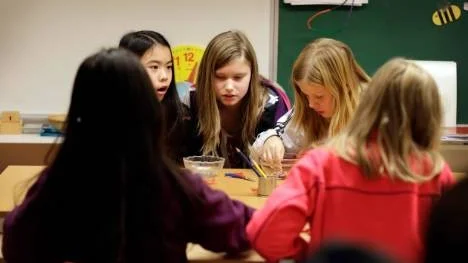 Ella Larsson, 10 år, Viktoria Johansson Lind, 10 år och Maja Johansson, 11 år, är inne i sitt arbete.