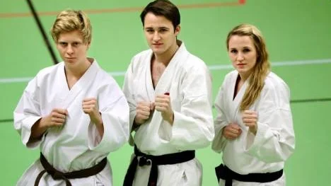 Tre lagkompisar i karateklubben Inyon från Piteå, som samtliga tävlade i shotokan-EM i Belgrad. John Larsson, till vänster, lyckades bra och var med i laget i kumite som tog brons. Syskonen André och Beatrice Lindqvist var inte nöjda. André kände sig stel, medan Beatrice blev förkyld.