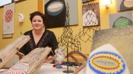 Cecilia Nilsson visade upp sin "ugglekonst" under julmarknaden i Abborrträsk. Nästa år planerar hon en större utställning i Arvidsjaur.