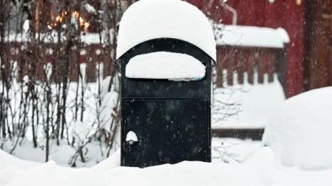 Postlådor ska enligt bestämmelser stå en och en halv meter ifrån asfaltskanten för att de som plogar ska kunna ploga hela vägens bredd.