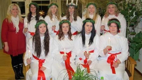 Körledare Annelie Larsson med sina tärnor och sin lucia efter sista framträdandet på aktivitetshuset. Bredvid körledaren står Cristina Irimia, Emma Holm, ljusdrottningen Lisa Eliasson, Josefin Westbom, Johanna Berglund, Jennifer Markström, Emma Jonsson, Linnéa Sandgren och Felicia Lindkvist.