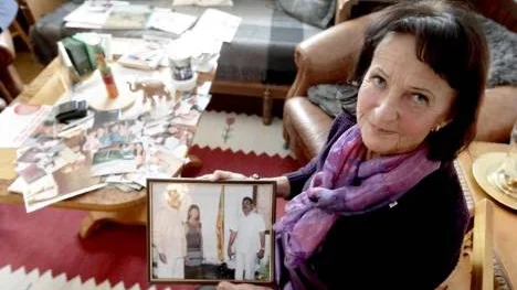 Efter tsunamin 2004 engagerade sig Ellen i ett stort hjälpprojekt, som ledde till att Sri Lankas premiärminister Mahinda Rajapaksa (till höger på fotot) tackade henne personligen. Idag är Rajapaksa landets president. Till vänster på bilden står Buddi, konstnär och bekant med Ellen.