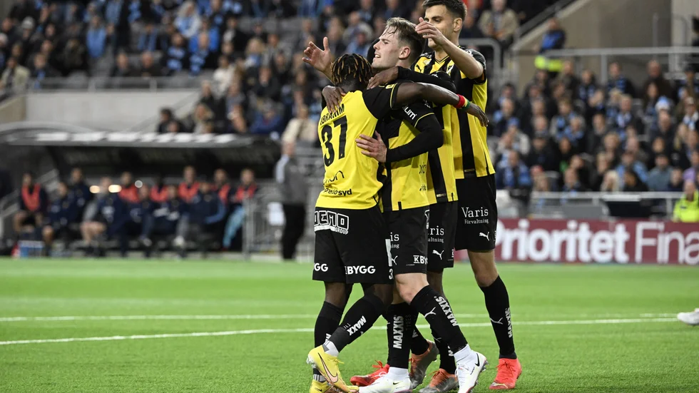 Häckens matchhjälte Lars Olden Larsen kramas om efter målet som gav 1–0 i den allsvenska toppmatchen mot Djurgården.