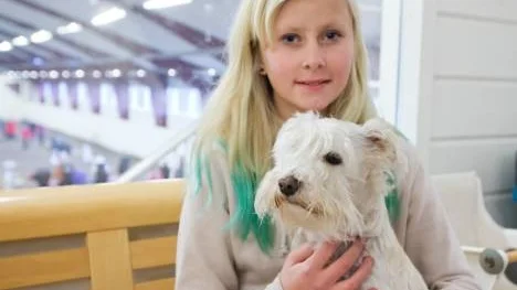 Wilma Berglund från Piteå tävlade med dvärgschnauzern Bella. De vann sin hoppklass vilket de var väldigt nöjda över.