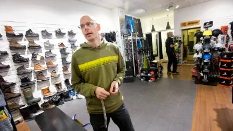 Thomas Jonsson, butikschef på Hägglunds, inventerade på torsdagen i butiken. Förhoppningen är att kunna öppna igen så fort som möjligt.