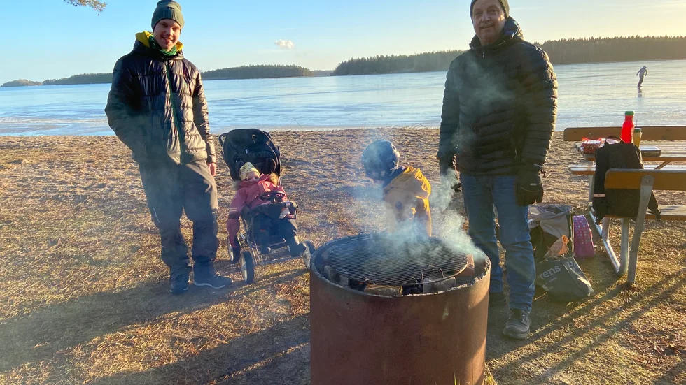 Isen ligger blank vid Strandstuviken och Göran, Robert, Linus och Lova passar på att njuta av vintersolen.