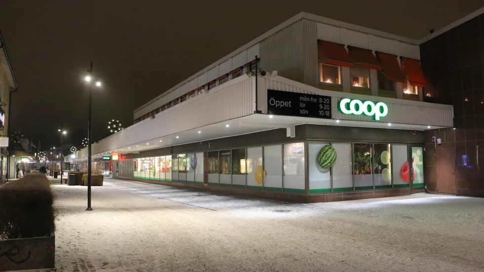 H-cityhuset har fått ny ägare. På tisdagen blev det klart att HKIAB säljer till Famera Bostäder. Som dessutom köper tomten Sänkan 4, intill kommunhuset för att bygga hyreslägenheter.