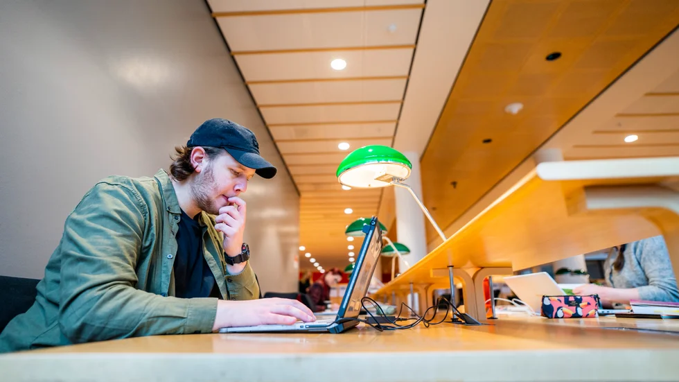 Att finansiera omställningsstudiestödet genom att höja räntan på studielån riskerar att höja trösklarna till högre utbildning, skriver bland andra Patrik Nilsson, samhällspolitisk chef på Akavia (Fackförbund för akademiker).