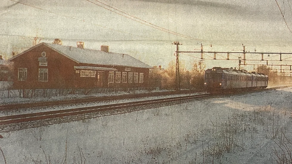 Kuriren för 25 år sedan: Än så länge svischar tågen förbi Valla med oförminskad hastighet. 