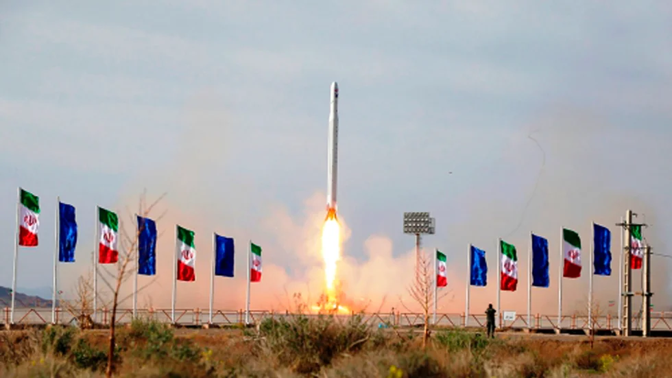 Bild från en iransk raketuppskjutning 2020.