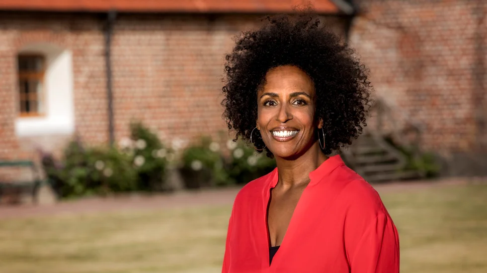 Tårarna forsar på Bäckaskog slott i Skåne när Marika Carlsson berättar om sin resa från övergivet barn till folkkär komiker i "Stjärnorna på slottet". Pressbild.