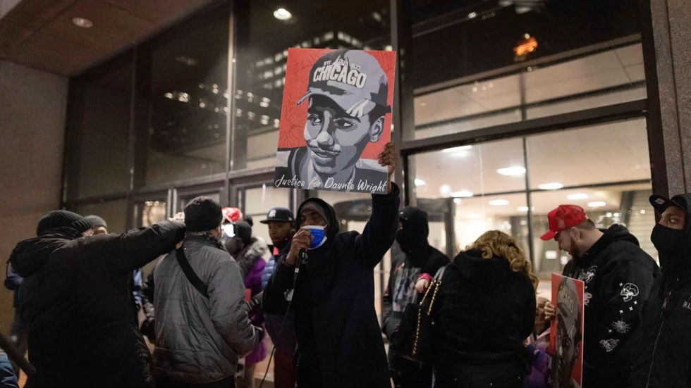 Demonstranter som samlats inför dom mot poliskvinna.