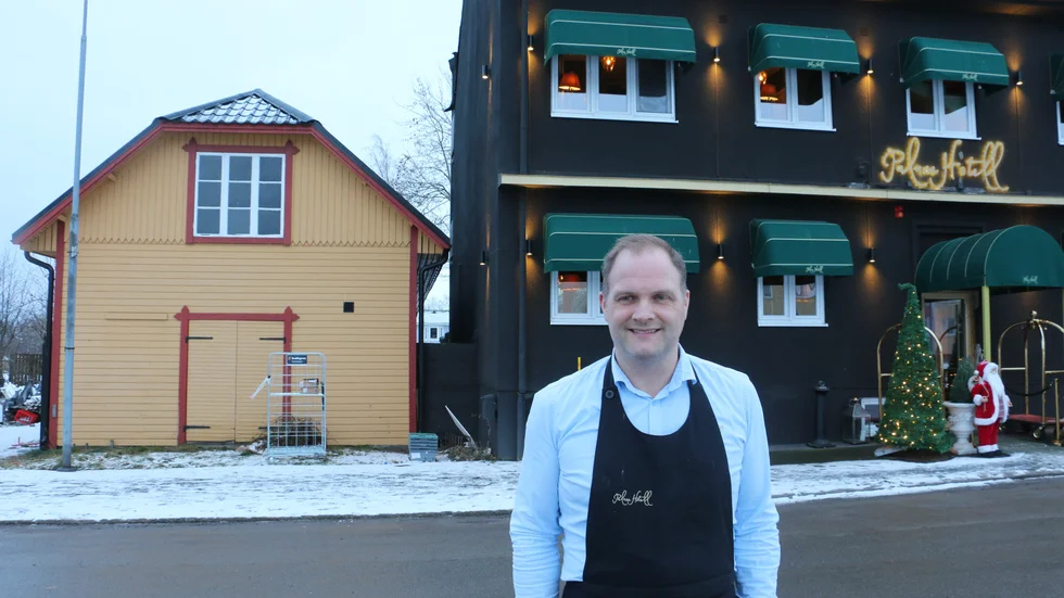 "Vi har redan investerat och köpt inventarier till ombyggnationen av stallet som skulle ha blivit. Men eftersom det inte blir nu så använder vi en del till uteserveringen istället. Så att det blir en nystart därute", berättar Christian Ryning. 
Genom att bygga ihop den gula byggnaden med den svarta skulle en större matsal och kök skapas. Nu satsas det istället på italiensk piazza.