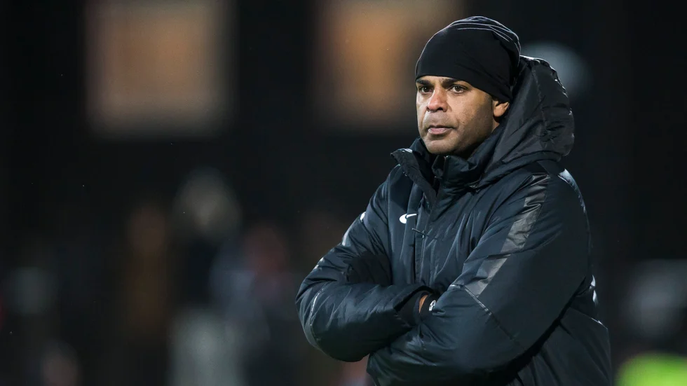 Pascal Simpson har tränat ett antal klubbar, de flesta i Storstockholmsområdet, tidigare. Nu är han klar för TVSK.