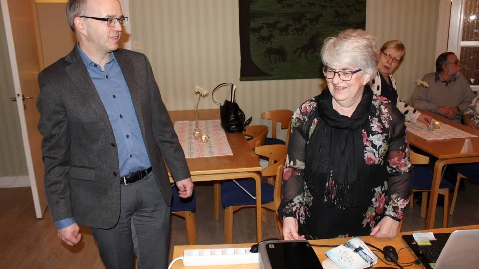 Ordföranden Fredrik Blomberg tillsammans med Gerd Johansson, vid en träff om släktforskning i fjol för medlemmarna i Risinge hembygdsförening.