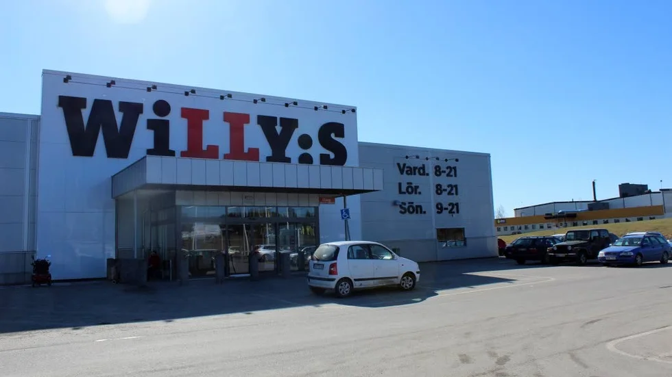 Biljakt. Bilisten försökte köra ifrån polispatrullen och var nära att köra på flera personer vid parkeringen på Willys.