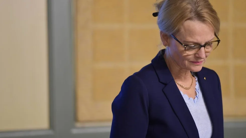 Stora risker. S i regeringen - som till exempel migrationsminister Heléne Fritzon med gymnasielagen - borde vara mer aktsam om familjesilvret.