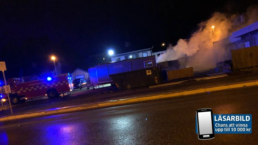 Privatpersoner uppmärksammade röken och larmade SOS Alarm.