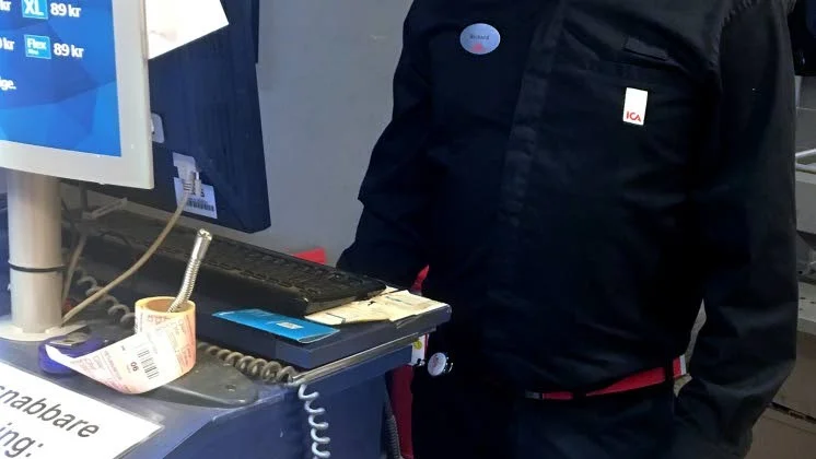 Icahandlare Rickard Johnson i Smedby, tar personalens säkerhet på största allvar, men menar att man inte ständigt kan gå omkring och vara rädd för olika saker.