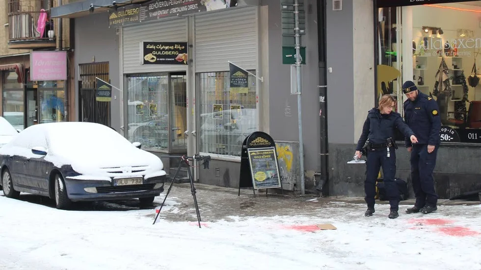 I tisdags. Polisen säkrar spår efter rånet mot Guldbergs på S:t Persgatan i tisdags.