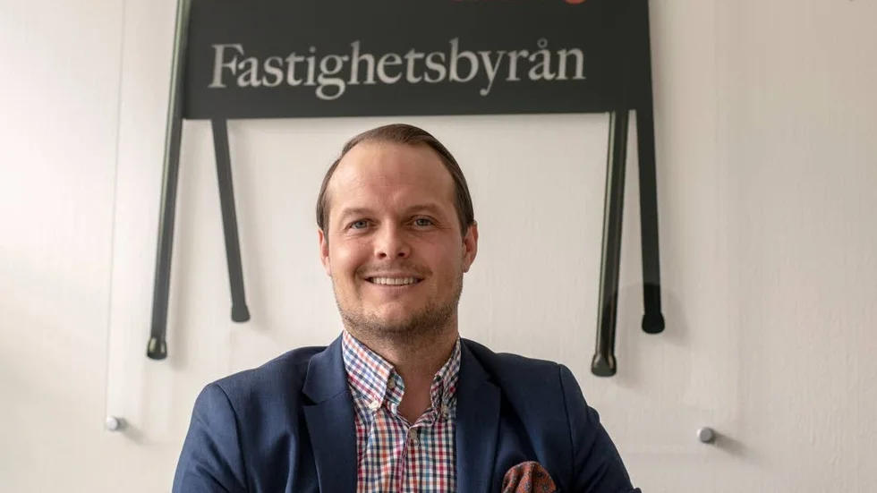 Henrik Angström har varit fastighetsmäklare i Finspång i elva år och sett priserna på hus och bostadsrätter öka.