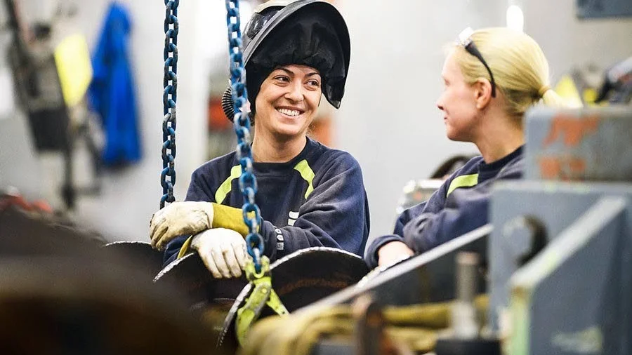 Svetsare. Saltängen växer. Medarbetare i Saltängens verkstad i Norrköping: Ela Özlem Ertas och Johanna Skoglund.