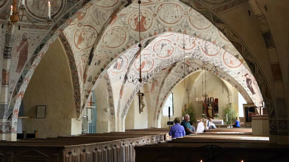 Här ses några av de mycket intressant väggmålningarna i Sankta Maria kyrka.