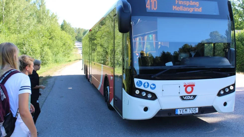 Bussen från Norrköping till Finspång, går genom Svärtinge och sedan har busschaufförerna ofta svårt att ta sig ut på 51-an igen vid Kolstad.