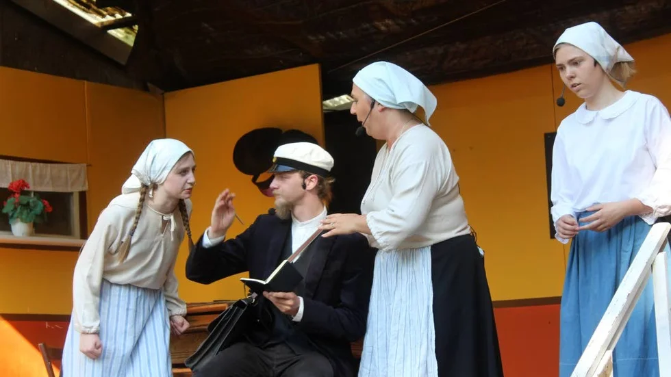 Maj-Britt, Amalia och Ebba drar in Gustav i sin stuga för att berätta något.